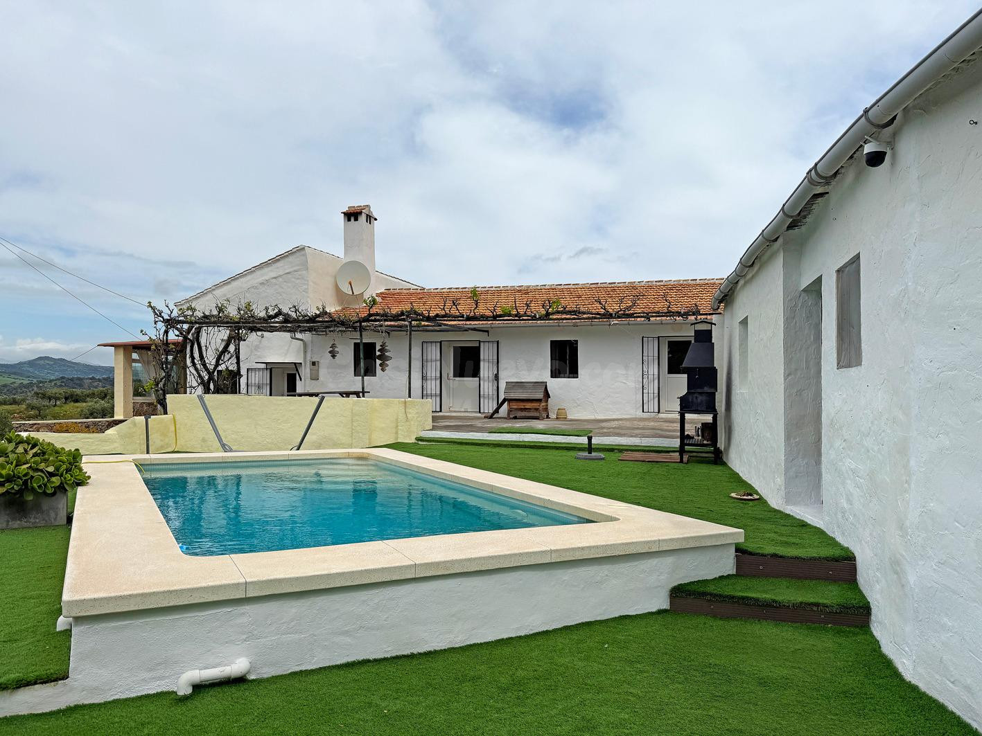 Maravilloso Cortijo con Vistas Panorámicas y Piscina Privada en Almogía