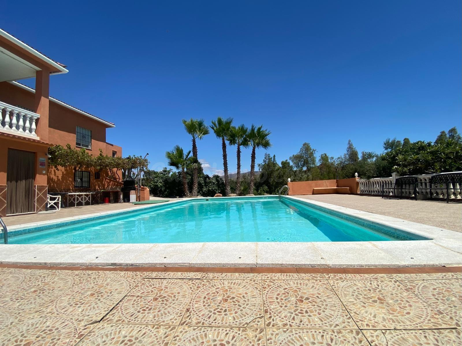 Encantadora Casa de Campo Independiente con Apartamento de Invitados, Piscina y Parcela de 2.600 m2 cerca del Aeropuerto de Málaga y el Parque Tecnológico