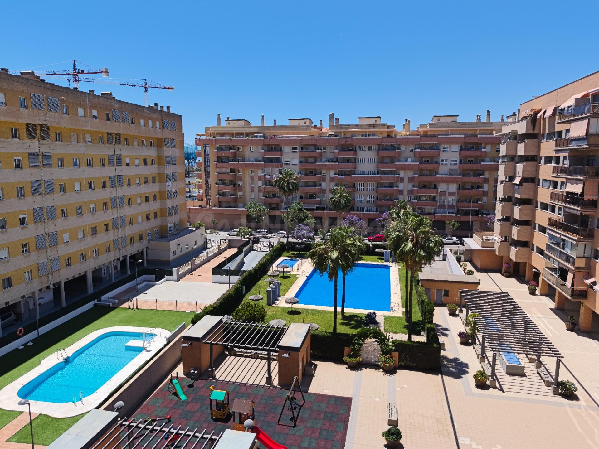 PISO DE 3 DORMITORIOS, 2 BAÑOS, PARKING Y TRASTERO EN PARQUE LITORAL, MÁLAGA.