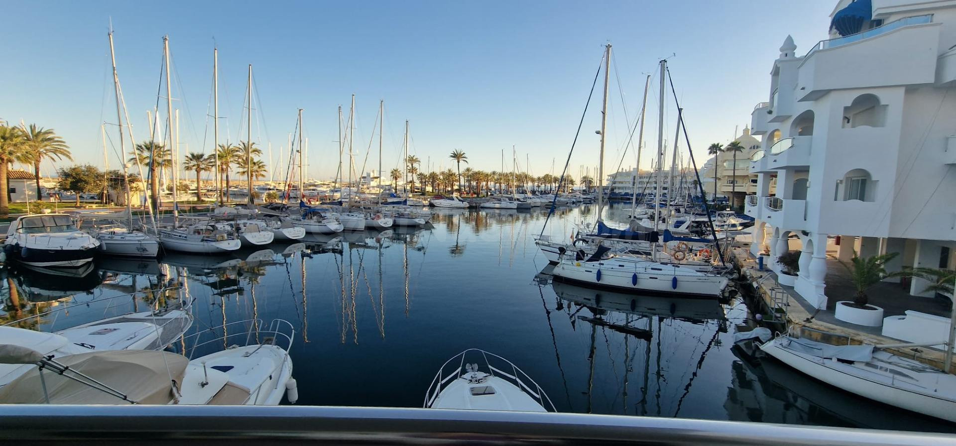 Apartamento reformado en Puerto Marina, Benalmadena costa