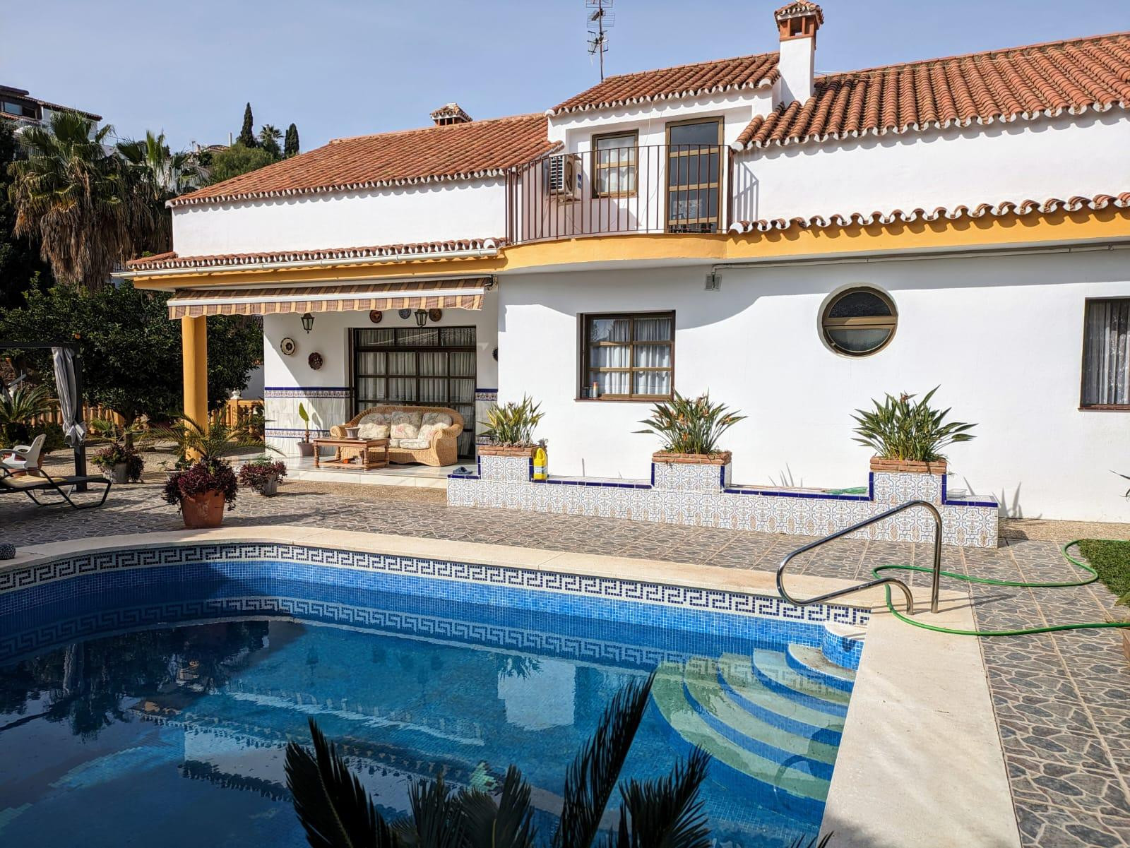 Espectacular villa con piscina y jacuzzi en Montealto, Benalmadena