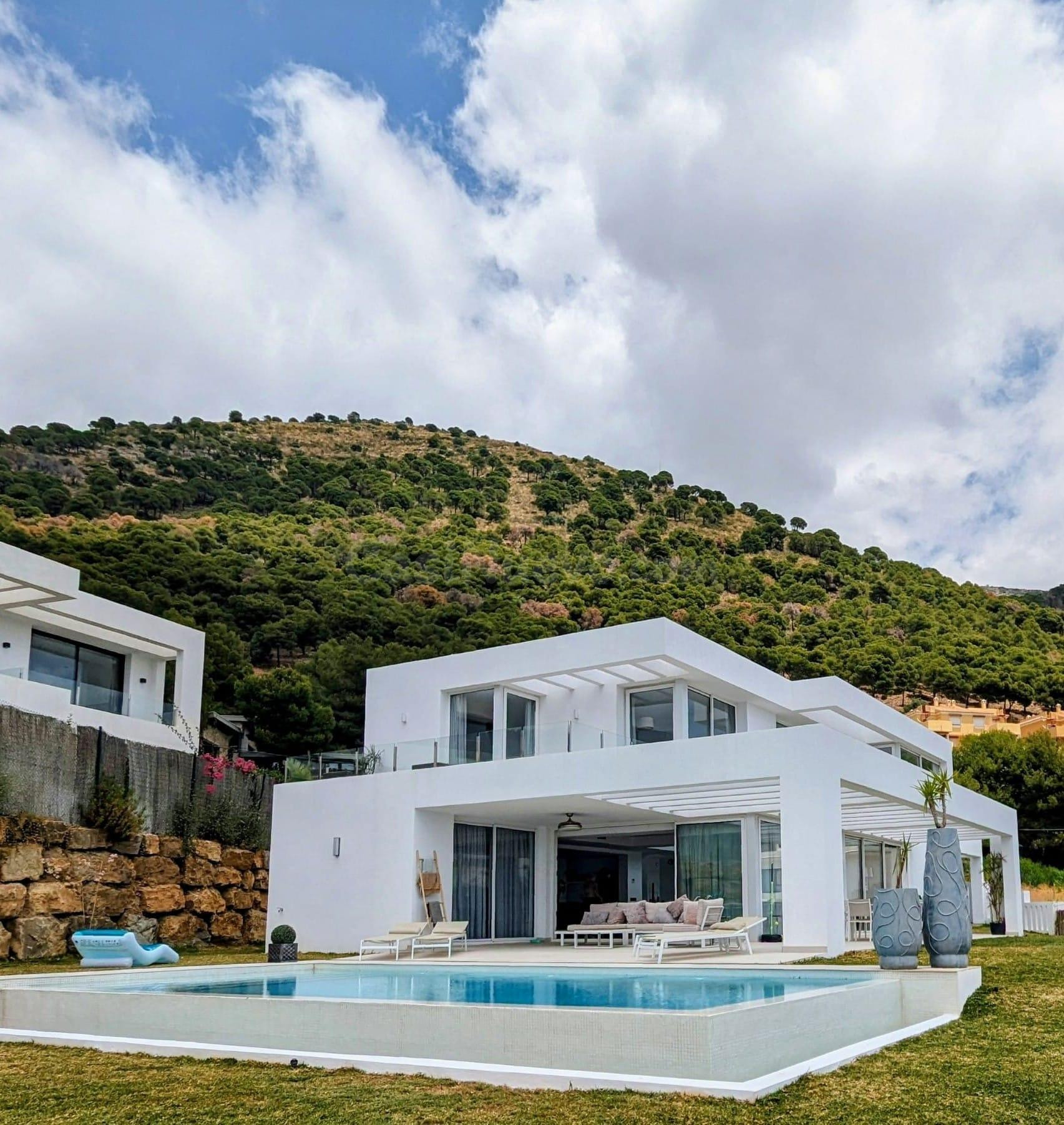 Hermosa villa moderna en urbanización Buena Vista en Mijas