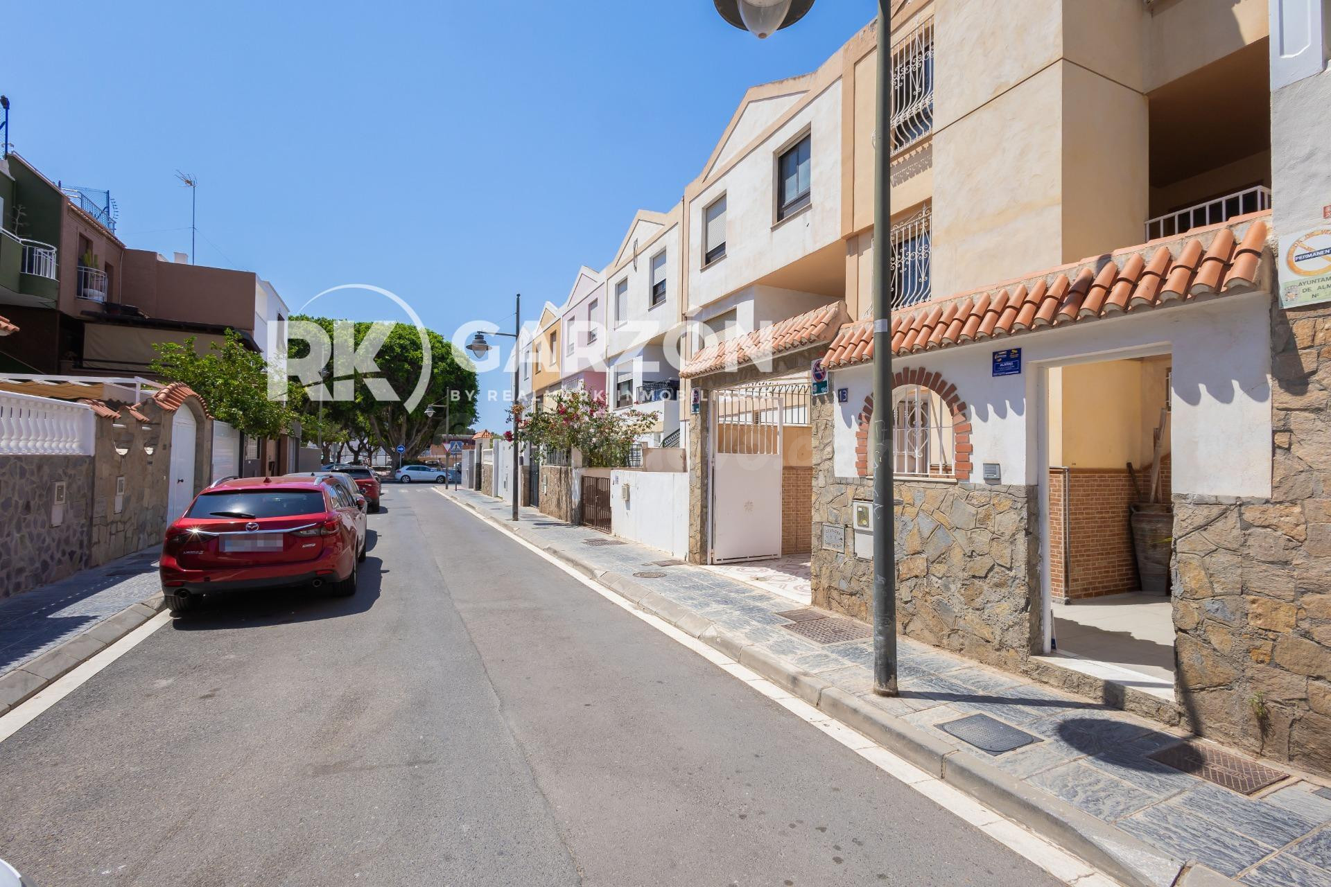 CHALET ADOSADO EN CORTIJO GRANDE CON ASCENSOR Y GARAJE DE 80 m2