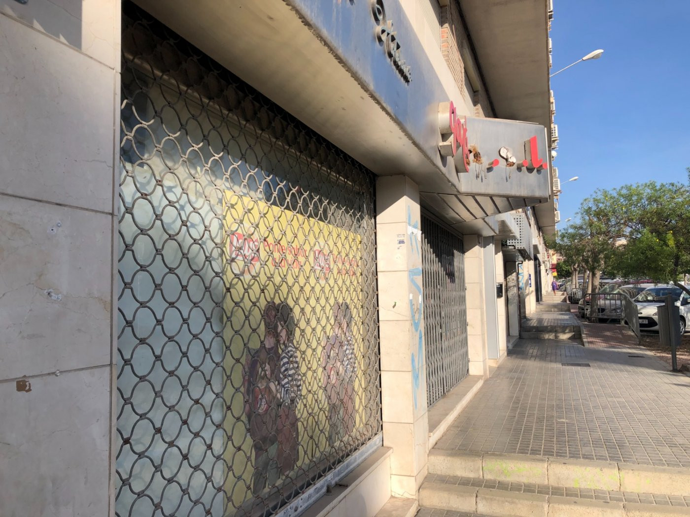 AMPLIO LOCAL COMERCIAL CON GRAN ESCAPARATE Y POSIBILIDAD DE HACER VIVIENDA  PLAYA POSTIGUET ALICANTE