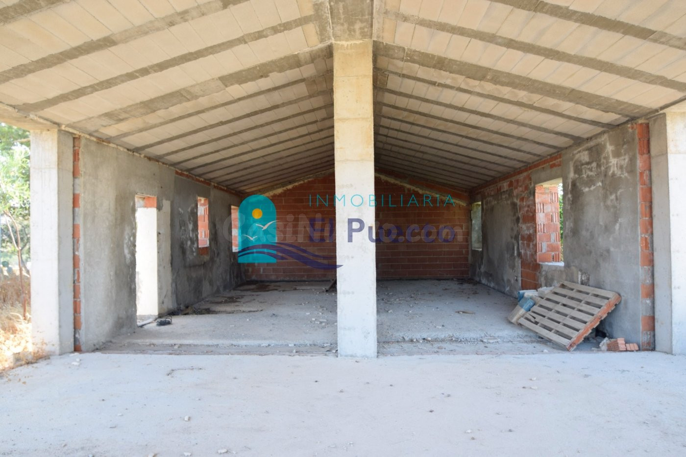 CASA DE CAMPO EN CONSTRUCCIÓN CON TERRENO DE 5.000 METROS - REF .1060.