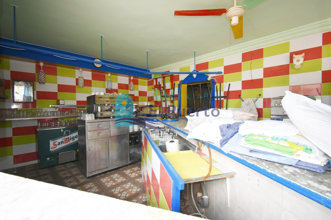 LOCAL COMERCIAL EN MUY BUENA ZONA DEL PUERTO DE MAZARRÓN. - REF. 2135.