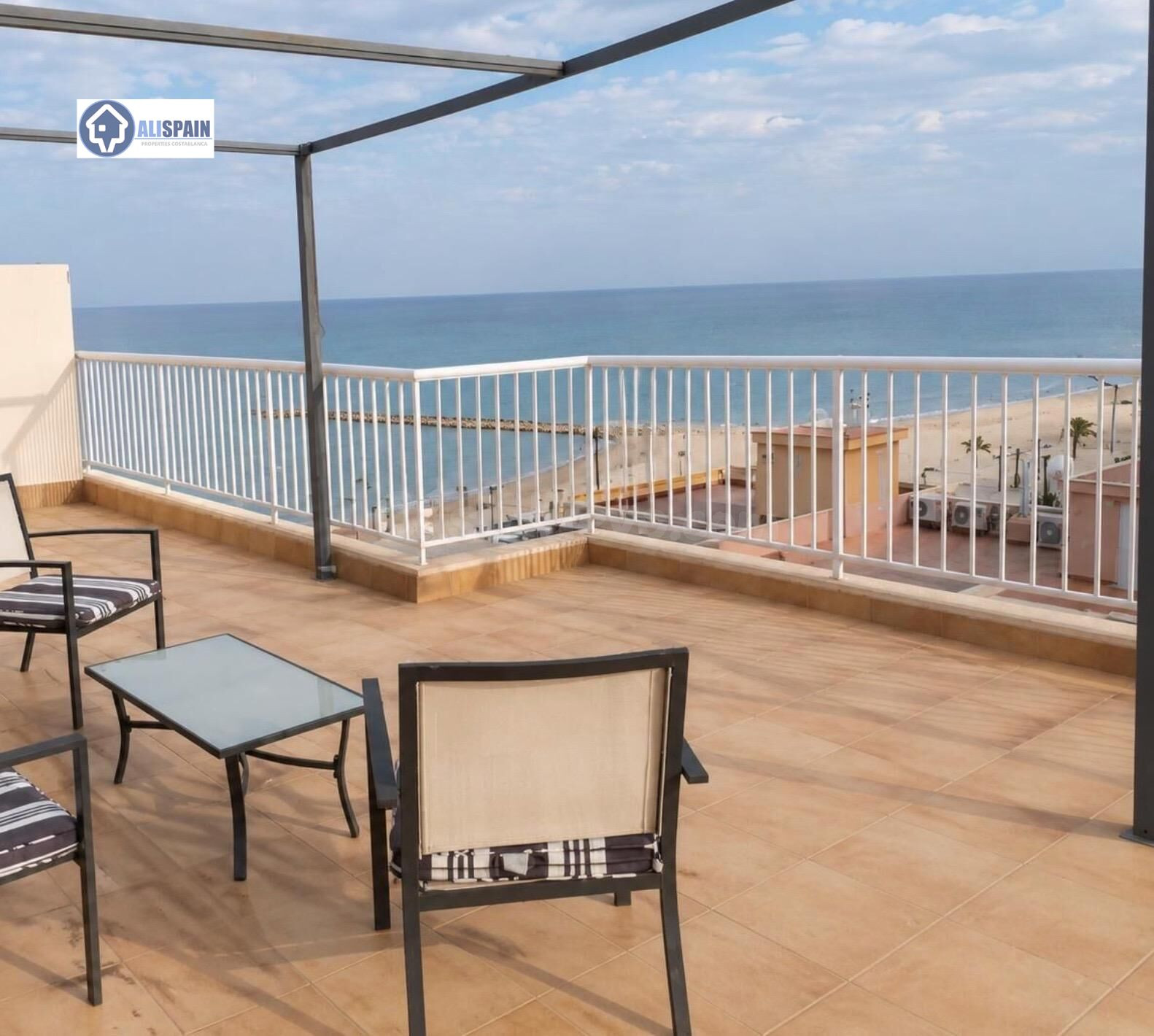 ESPECTACULAR TERRAZA FRENTE AL MAR