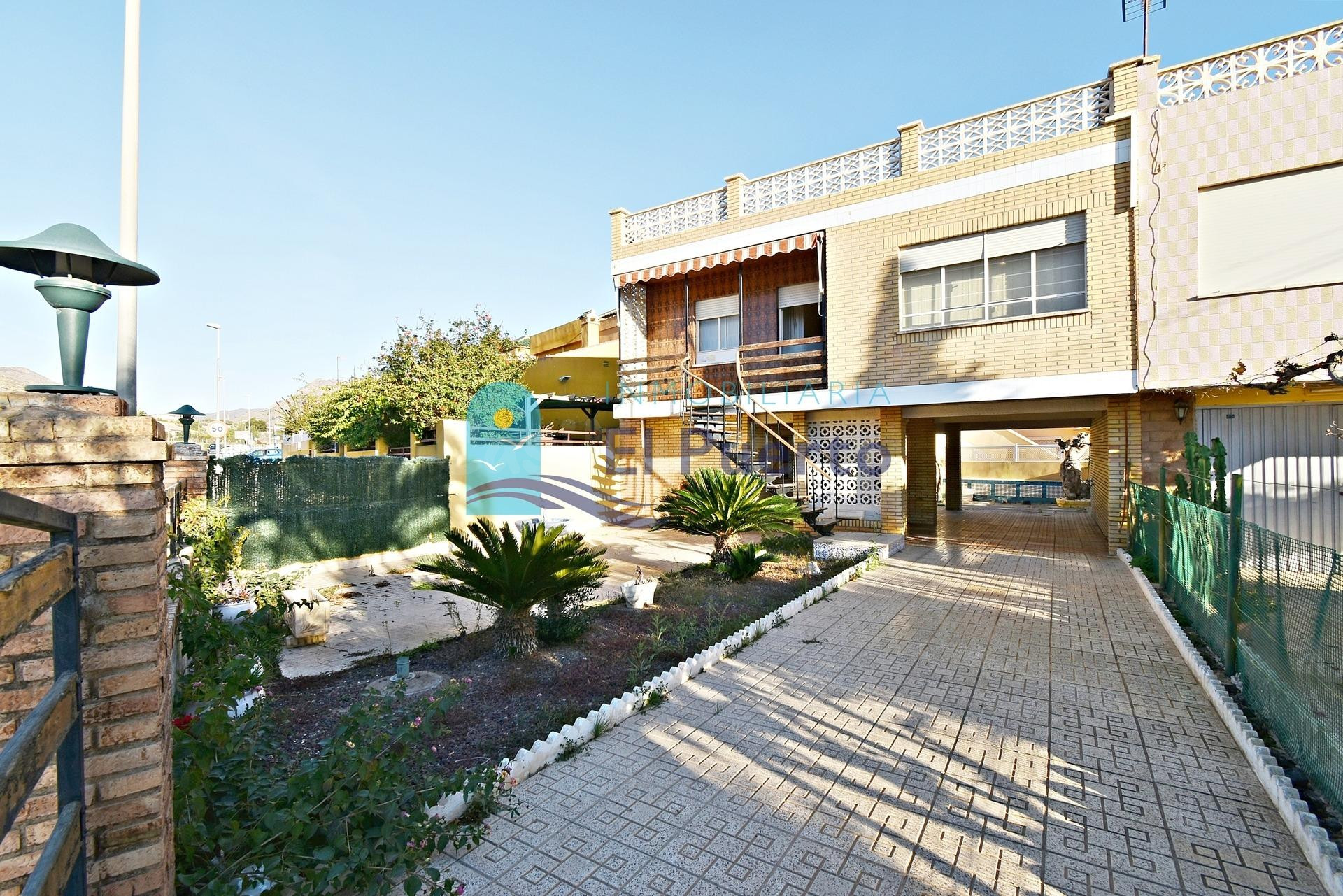 VIVIENDA DE 2 PLANTAS Y AMPLIA PARCELA EN ISLA PLANA - REF 1309