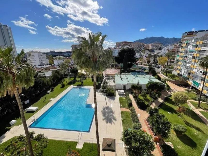 Luminoso apartamento con terraza y piscina en Benalmádena