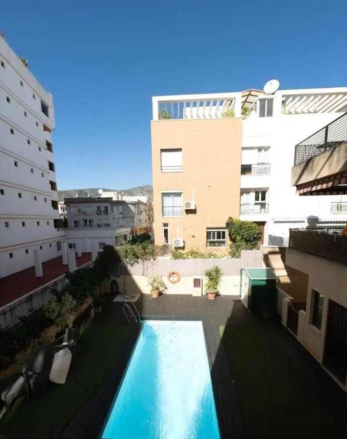 Piso con terraza, piscina y garaje en edificio con ascensor