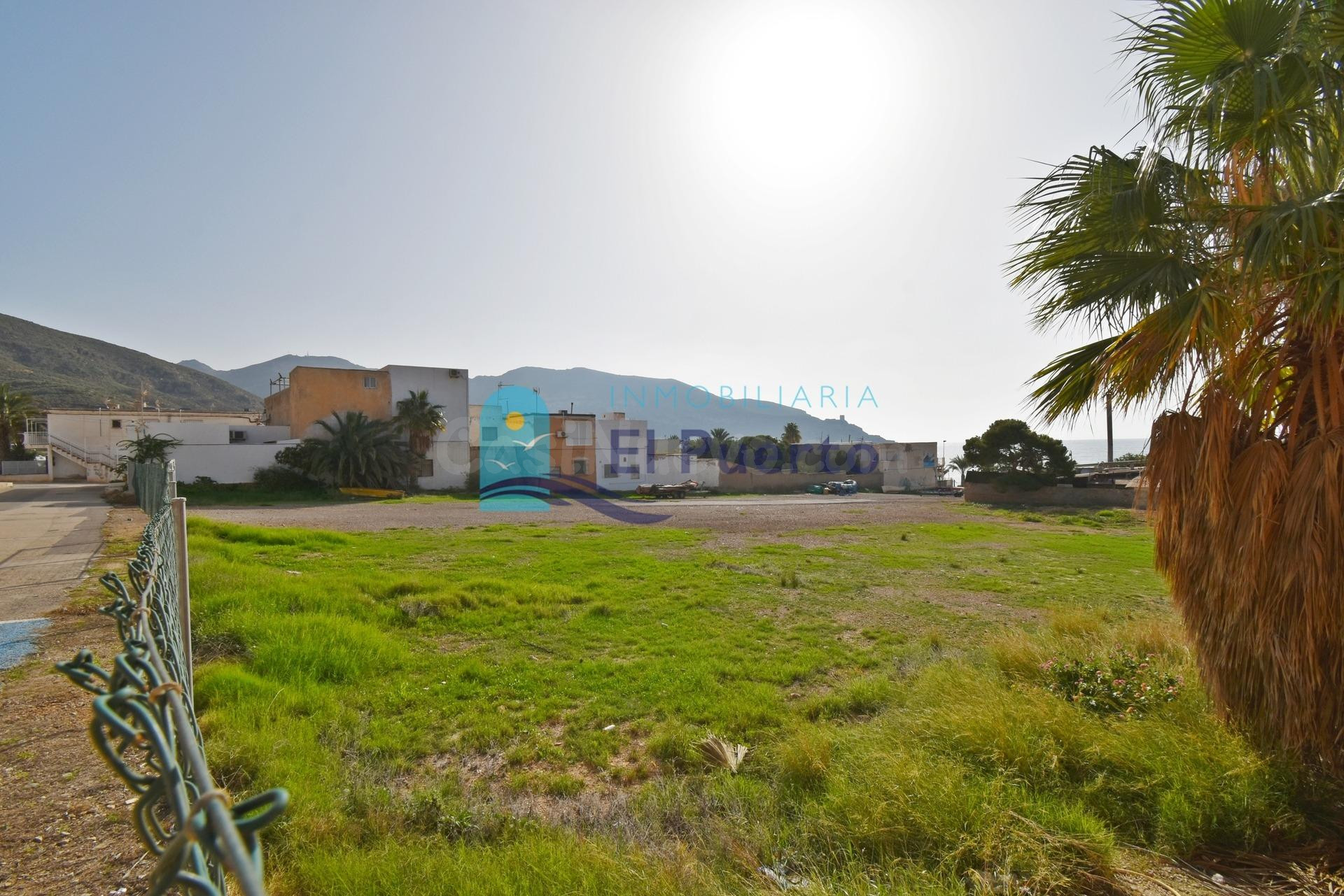 SOLAR EN PRIMERA LÍNEA DE LA PLAYA EN LA AZOHÍA – REF 1416