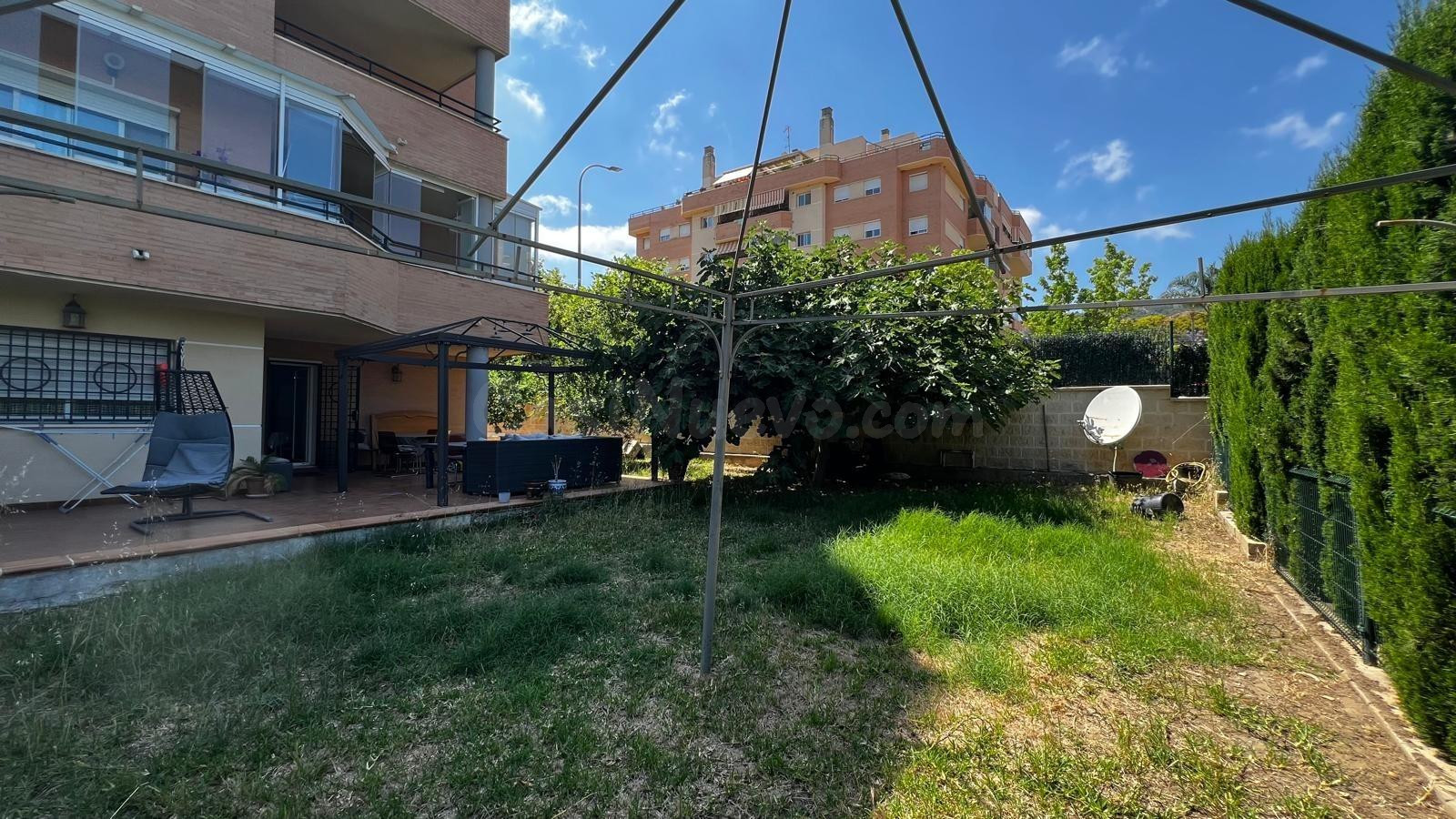 Espléndido Apartamento con Amplia Terraza y Jardín en Urbanización Exclusiva