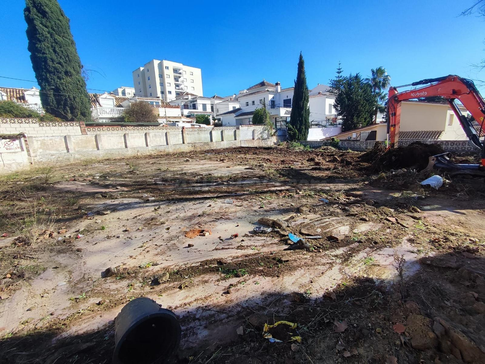 Excepcional Parcela en Benalmádena Costa con Vistas y Piscina