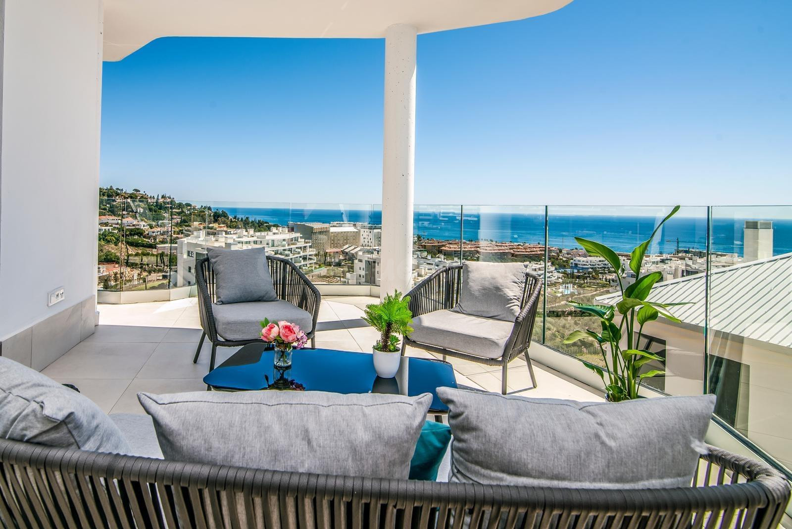 Apartamento exclusivo con vistas panorámicas al mar, 3 dormitorios, amplia terraza esquinera y total privacidad – Higuerón Lomas