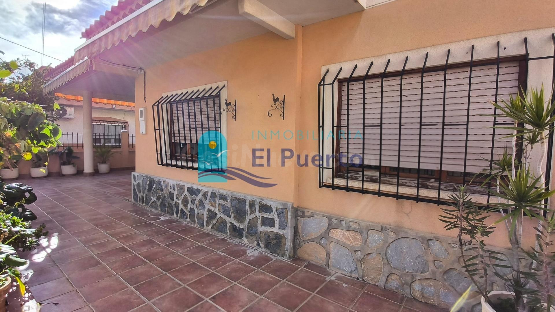 CASA DE PLANTA BAJA CON BUHARDILLA CERCA DE TODO EN PUERTO DE MAZARRÓN – REF 1652