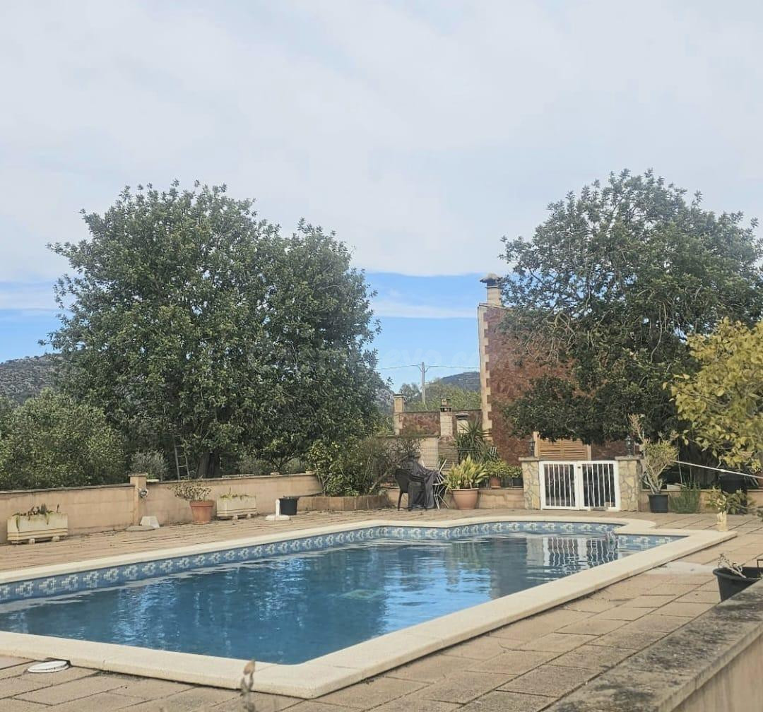 Encantadora Finca Rústica en Llucmajor con Piscina y Amplios Espacios