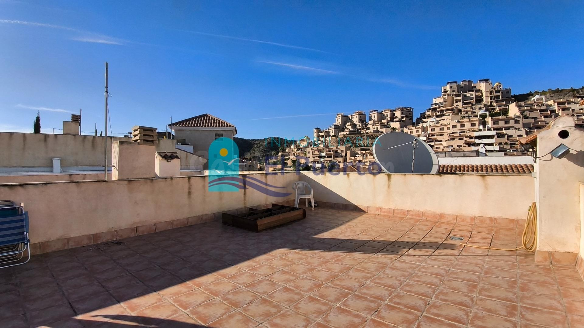 ÁTICO CON GRAN SOLÁRIUM PRIVADO, GARAJE Y PISCINA EN ÁGUILAS – REF 1468