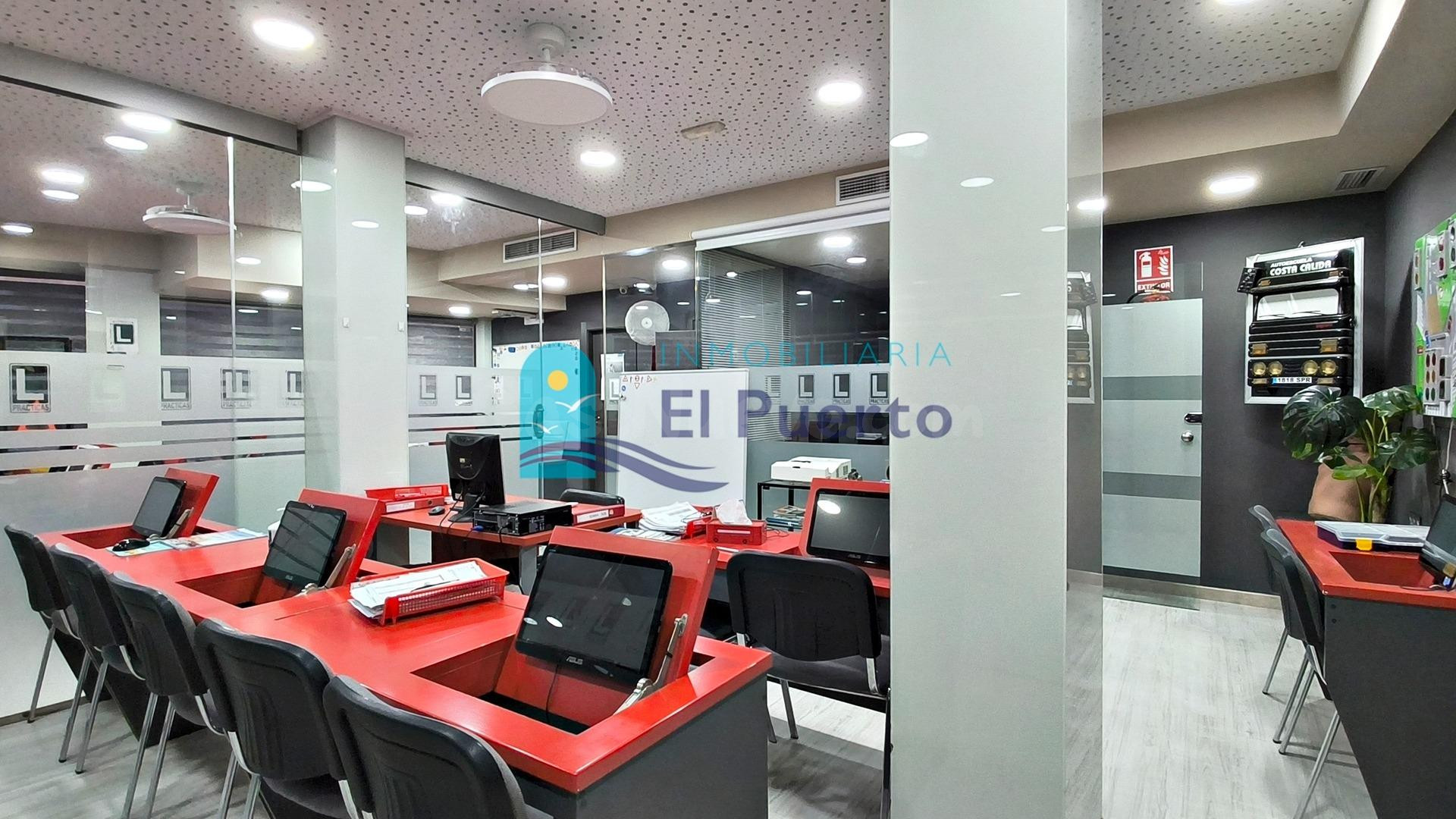 LOCAL COMERCIAL EN ESQUINA CON GRANDES ESCAPARATES EN MAZARRÓN – REF 1701