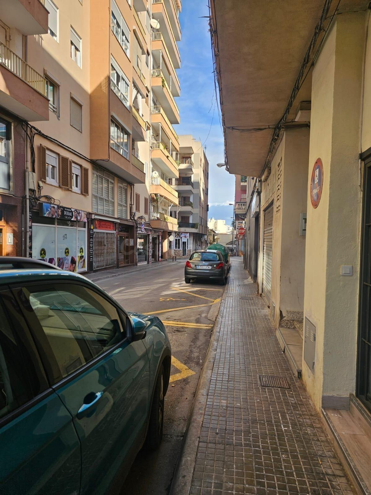 LOCAL CON VADO PARA HACER TRASTEROS O PARKING