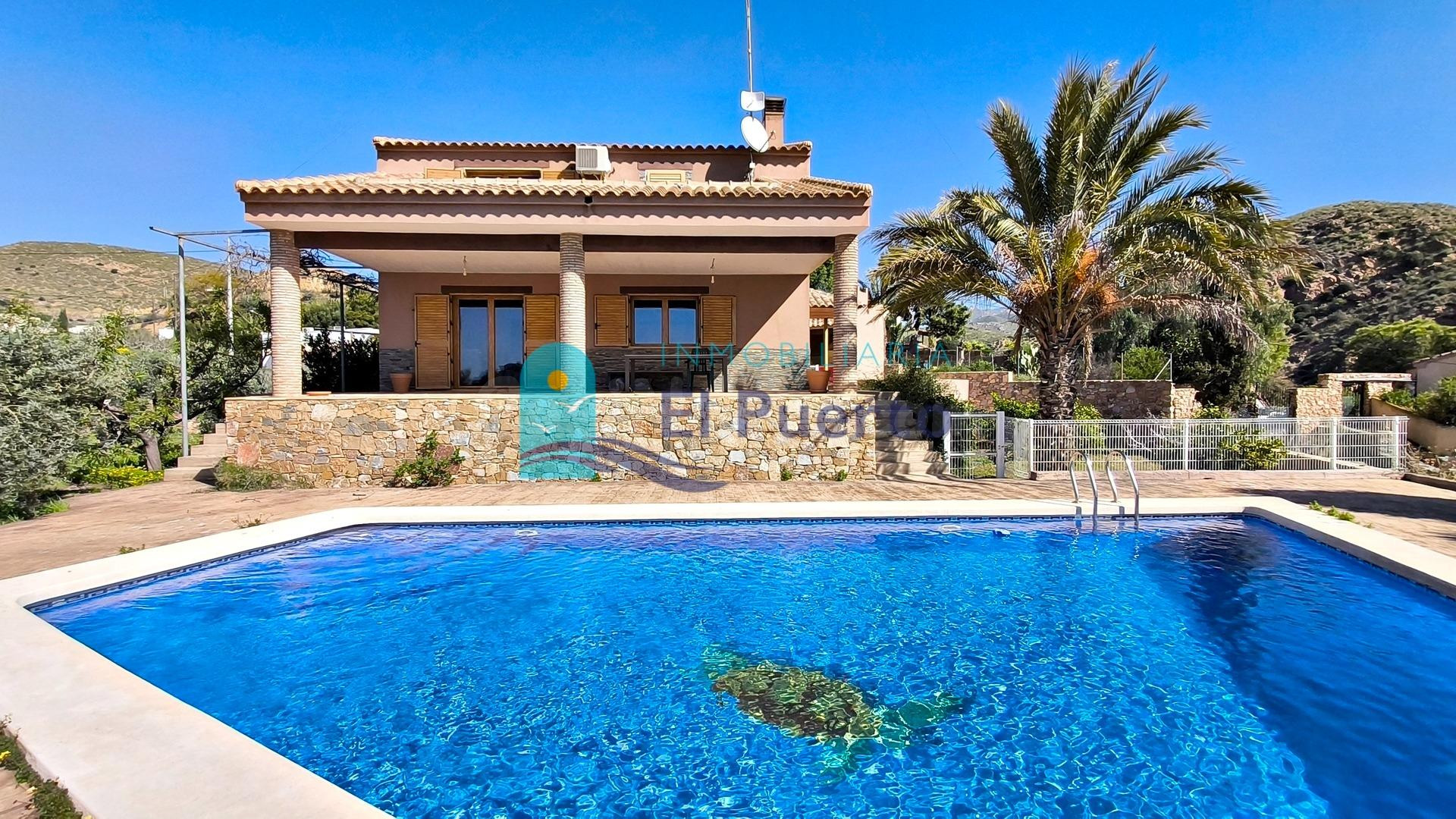 CHALET INDEPENDIENTE CON PISCINA Y VISTAS DESPEJADAS EN ENTORNO NATURAL – REF 1707