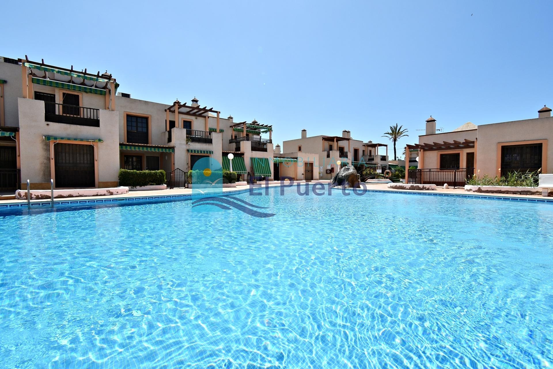 APARTAMENTO SEMIREFORMADO CON PISCINA Y PARKING EN BAHÍA – REF. 1782