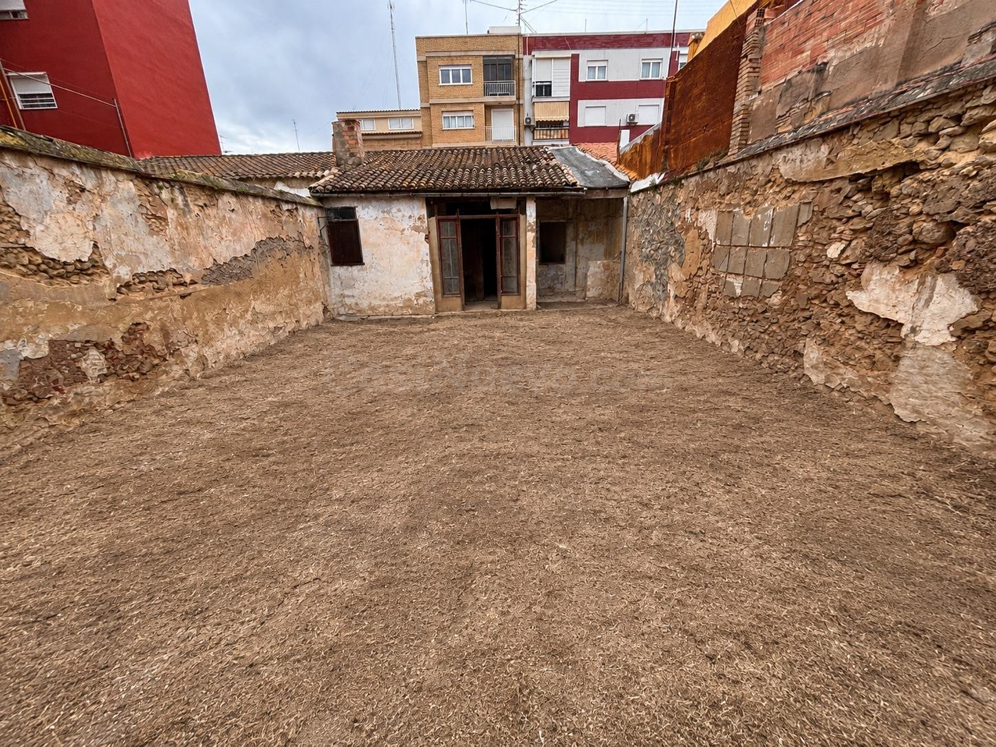 Se vende espectacular casa en el centro de Burjassot sobre parcela de mas de 200m2.