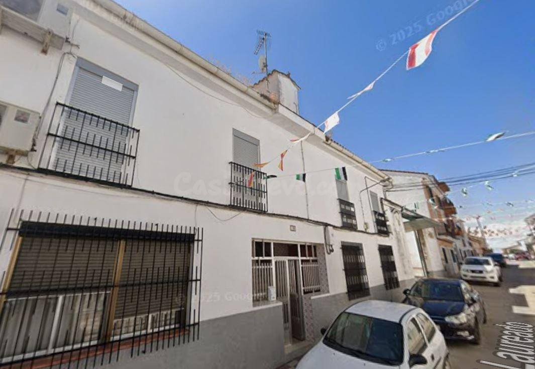 VIVIENDAS Y NAVE EN SERRADILLA