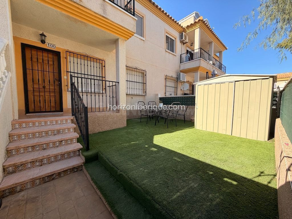 Bungalow en planta baja en venta en Villamartín - Orihuela Costa | Jardín, Piscina y Parking