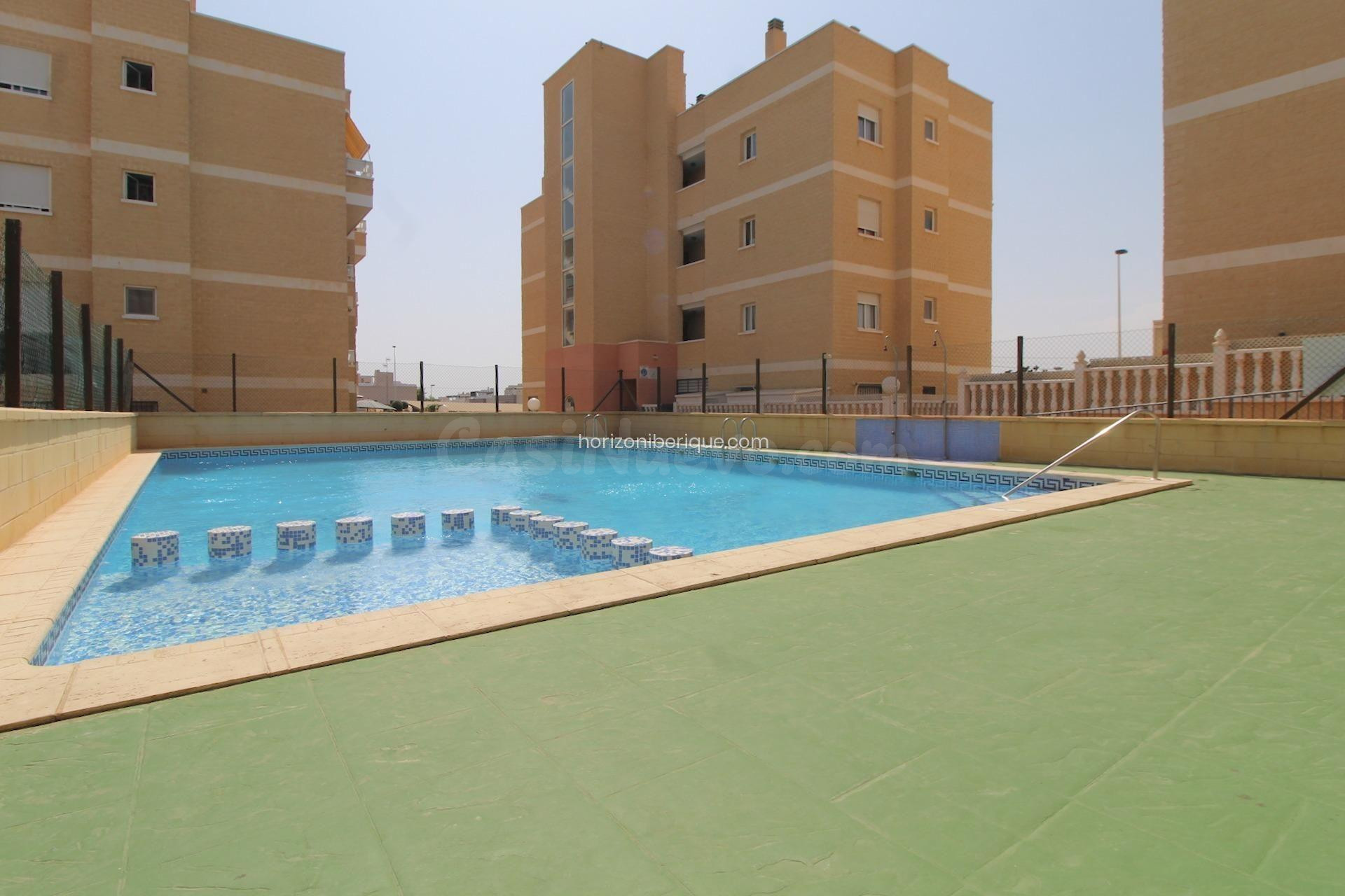 En venta – 127.500 €: Encantador apartamento con piscina y plaza de aparcamiento privado en Torrevieja