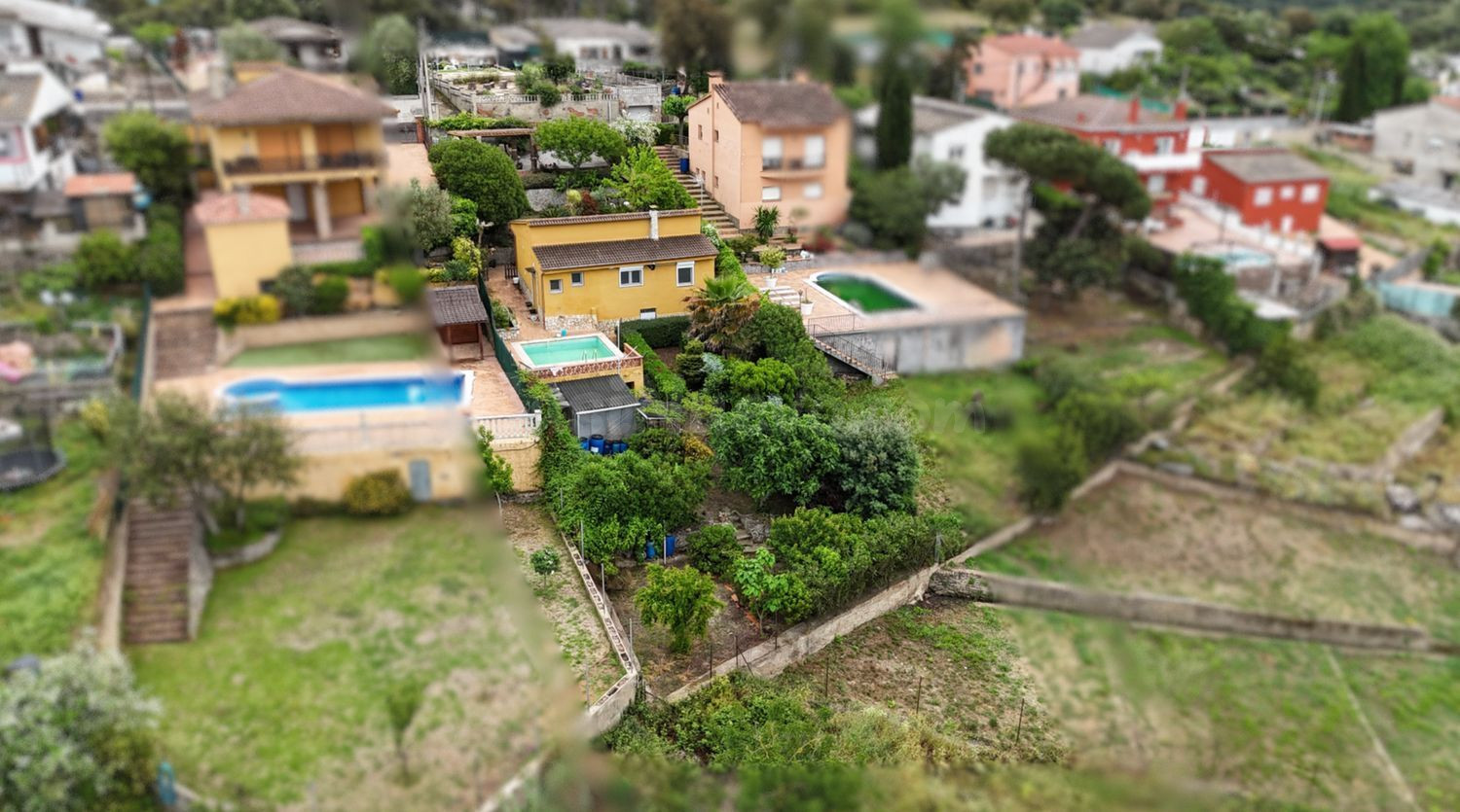Casa con piscina, jardín y vistas al Montseny – parcela grande, totalmente reformada y lista para entrar a vivir