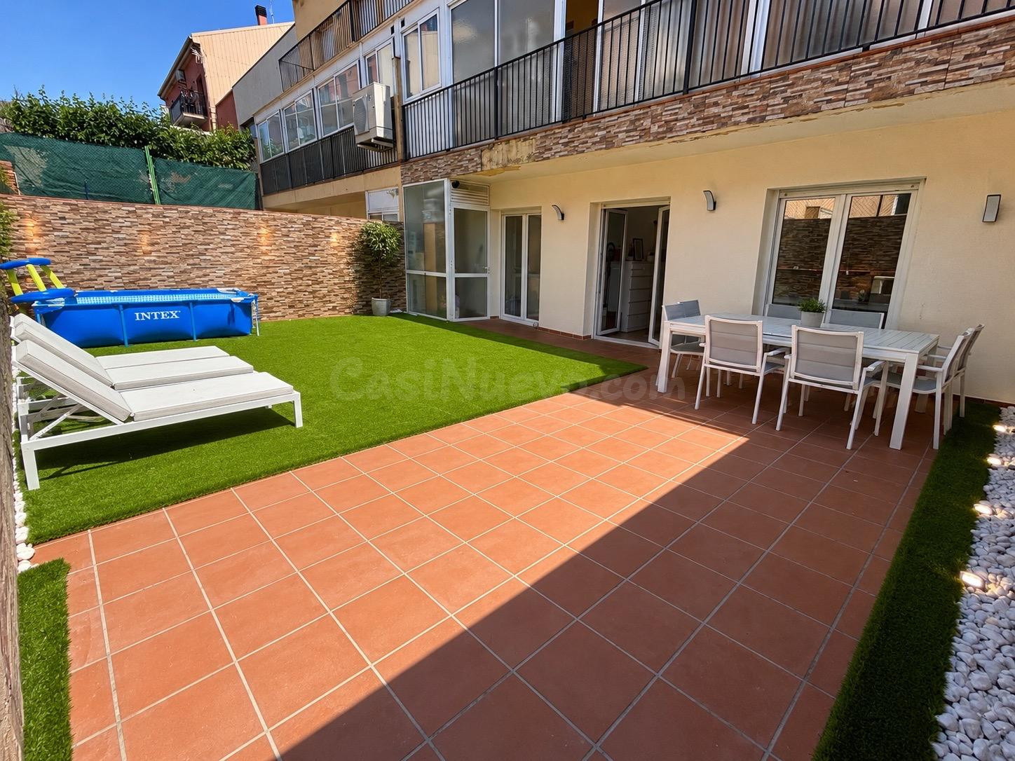 Planta baja con gran terraza privada en el centro del pueblo