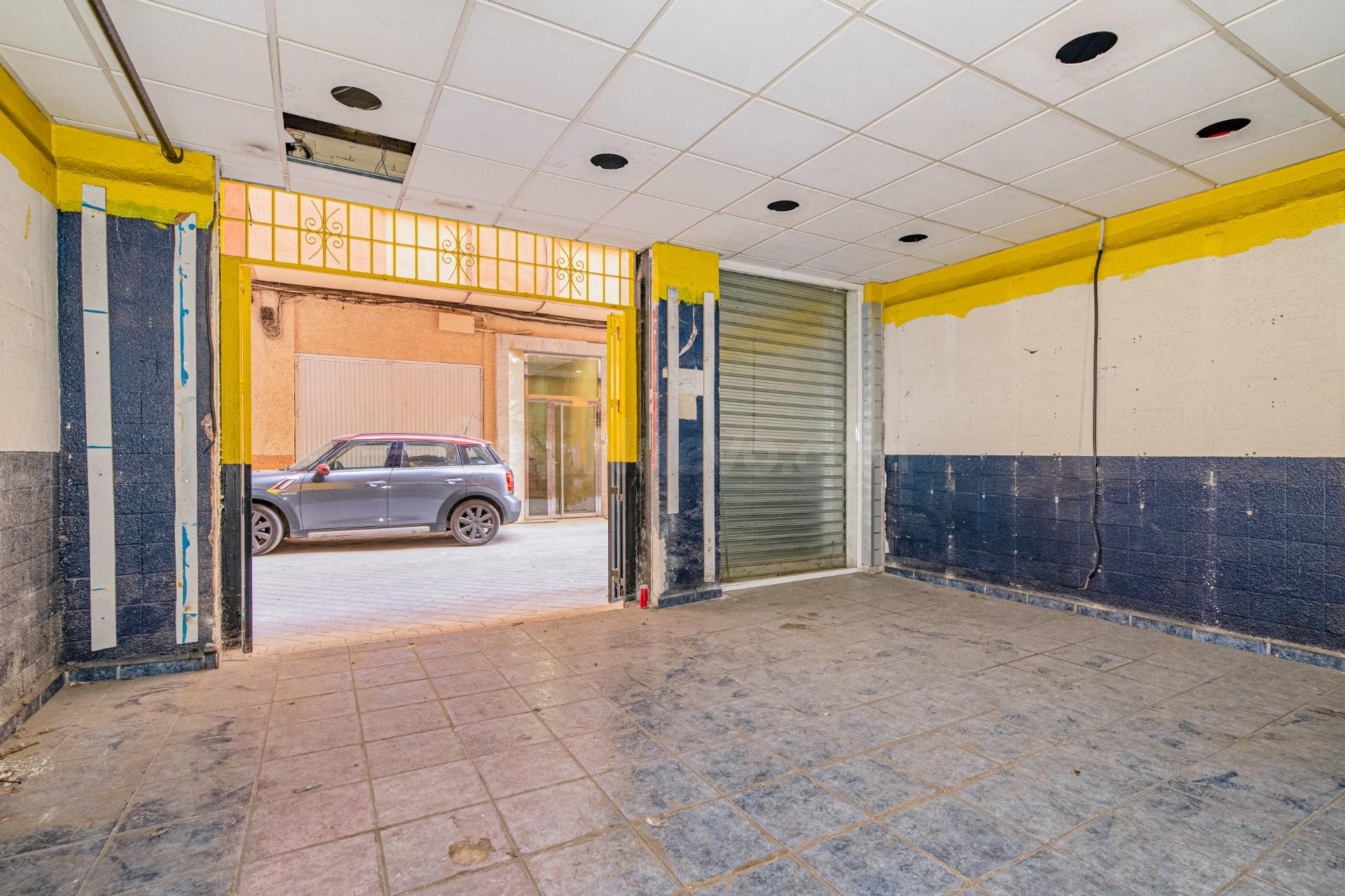 Atención Inversores!! Local en Camino de Ronda 132D con posibilidad de cambio de uso a vivienda