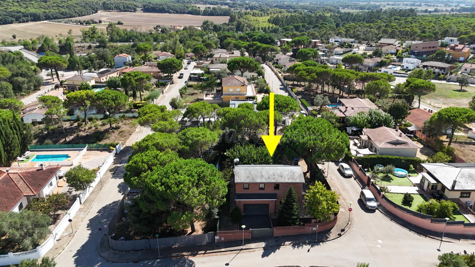Casa de ladrillo artesanal con bodega de vino y techos de vigas altas en La Goba, Vidreres — a 3 min de la piscina comunitaria