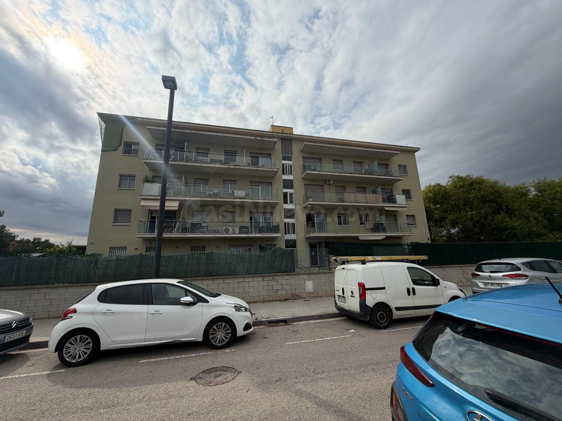 Piso de 2 habitaciones con parking y ascensor — Vilatenim, Figueres