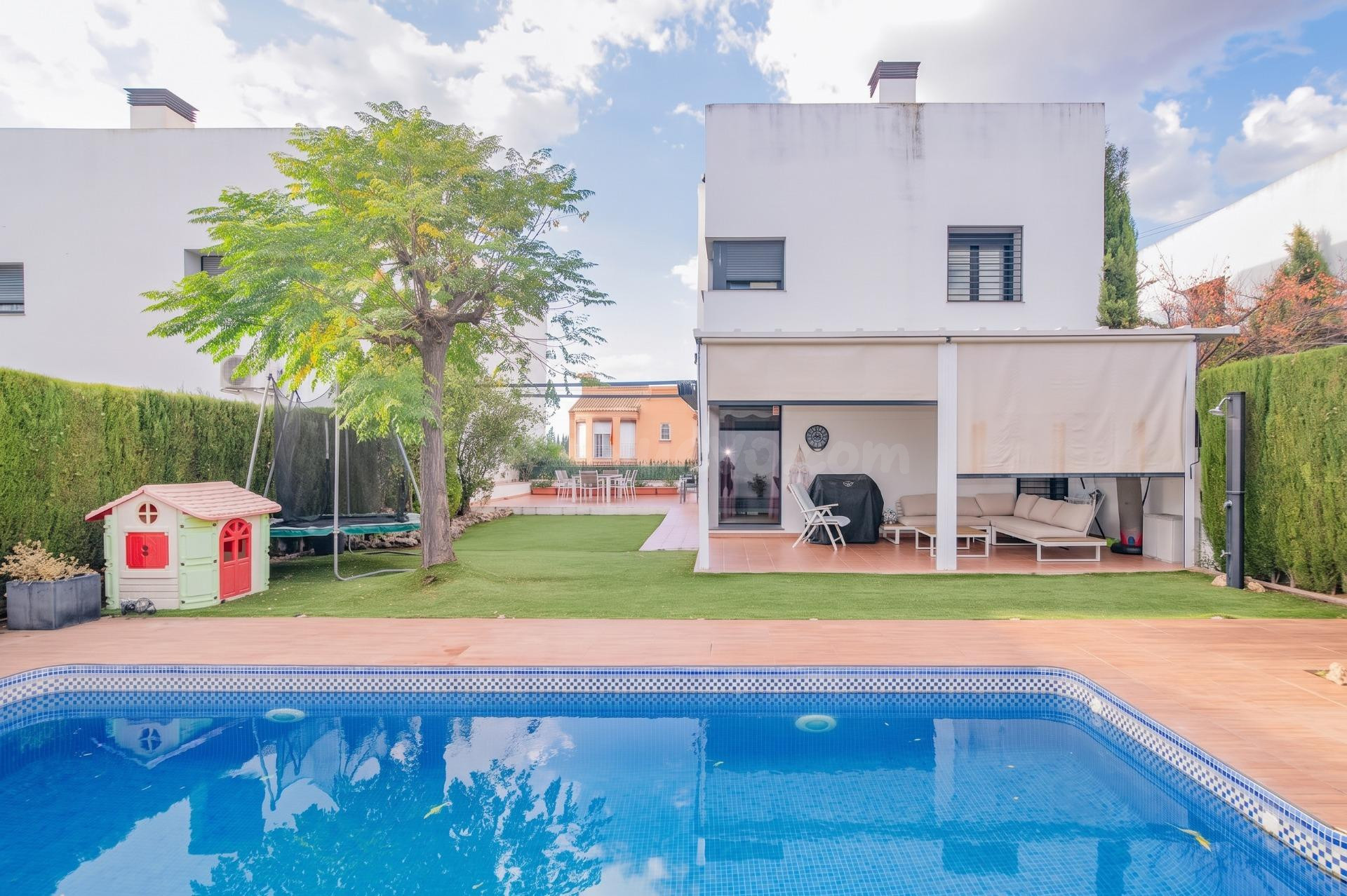 CHALET INDEPENDIENTE EN LOMA VERDE