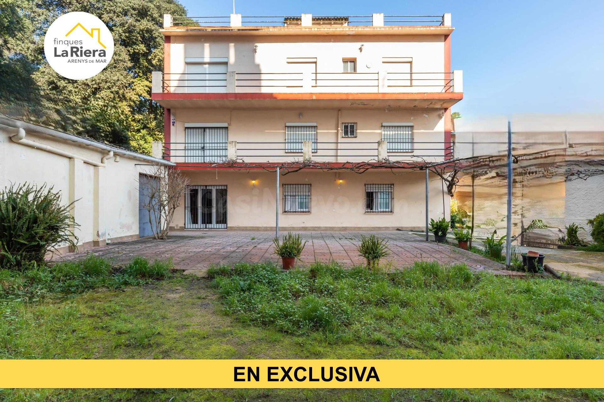 EDIFICIO DE 3 PLANTAS CON ENORME JARDÍN.