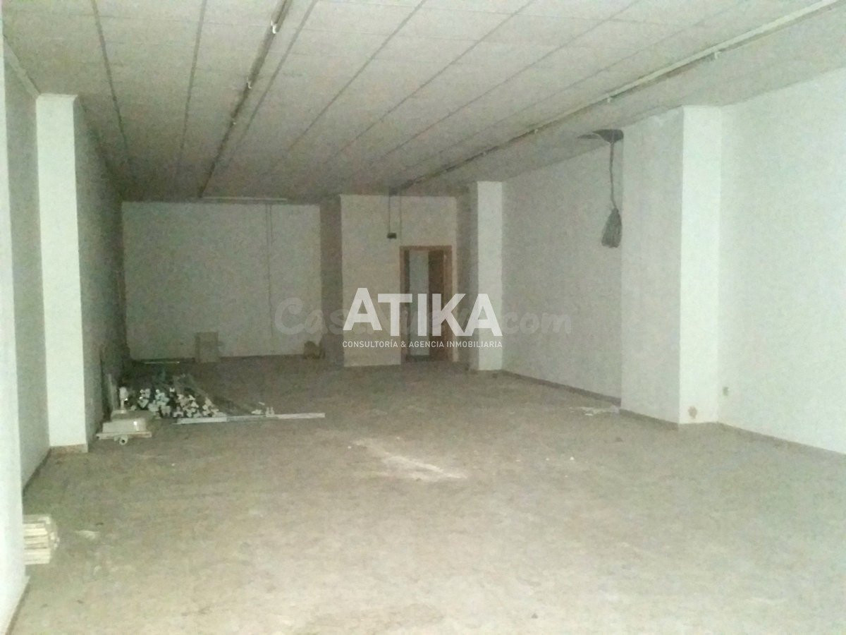 LOCAL COMERCIAL JUNTO A TODOS LOS SERVICIOS Y COMERCIOS