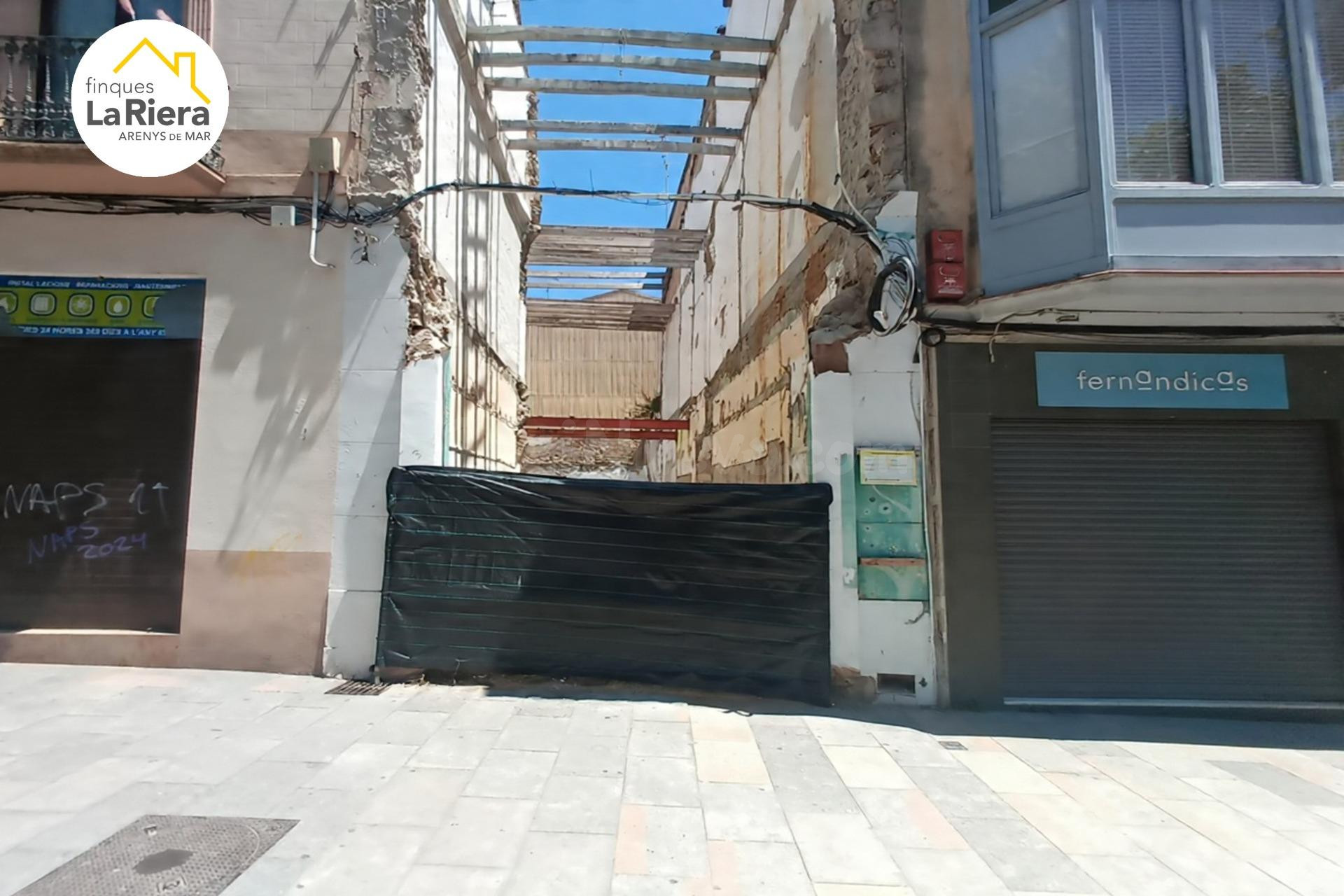 SOLAR EN VENTA EN EL CENTRO DE LA POBLACIÓN.