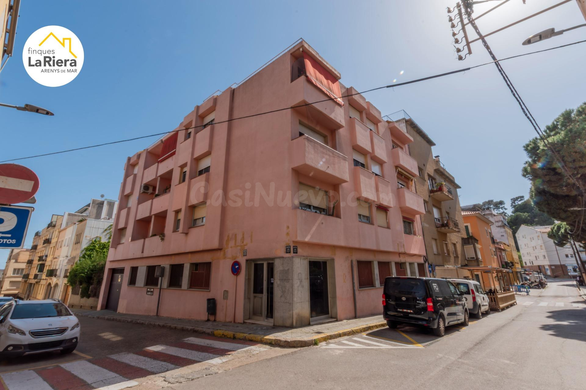 LOCAL ESQUINERO - POSIBILIDAD DE CAMBIO DE USO A VIVIENDA.