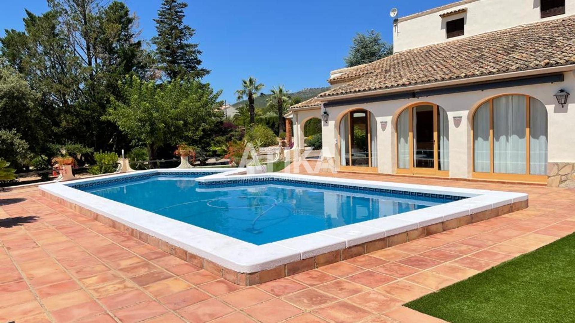 EN VENTA – EXCLUSIVO CHALET EN ONTINYENT CON EXCELENTE UBICACIÓN Y ENTORNO PRIVILEGIADO