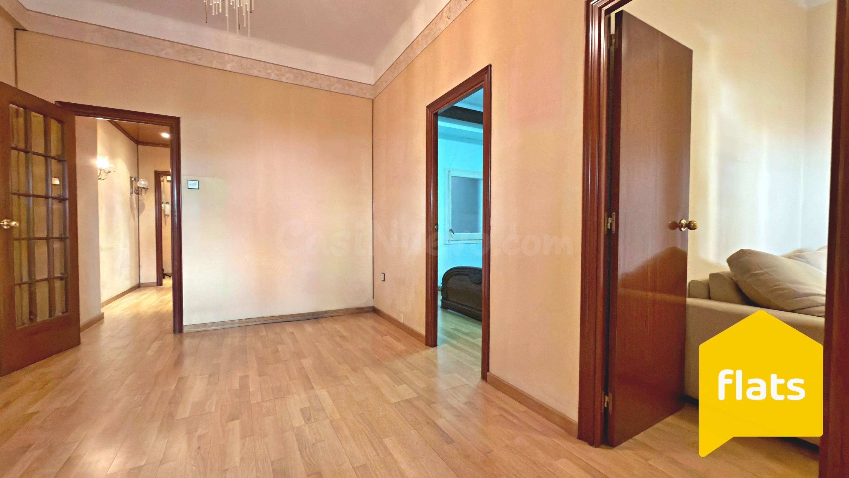 Se vende luminoso piso en planta baja con Terraza, 2 habitaciones dobles, cocina independiente y un baño completo, ideal para parejas o familias.