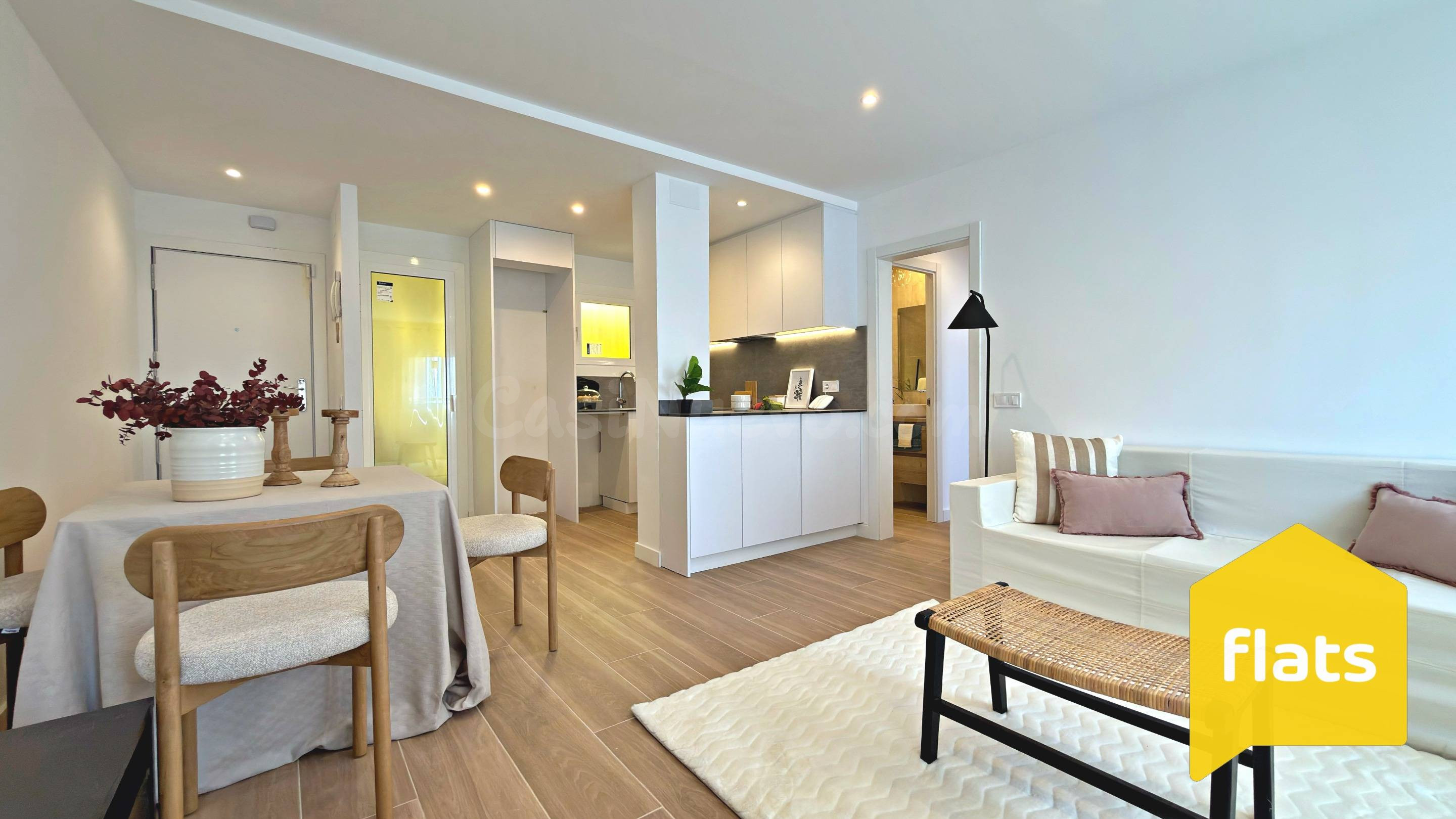 Se vende piso Reformado Integralmente y totalmente Exterior con 3 habitaciones, Dos Ascensores, cocina americana y baño completo, ideal para parejas o familias.
