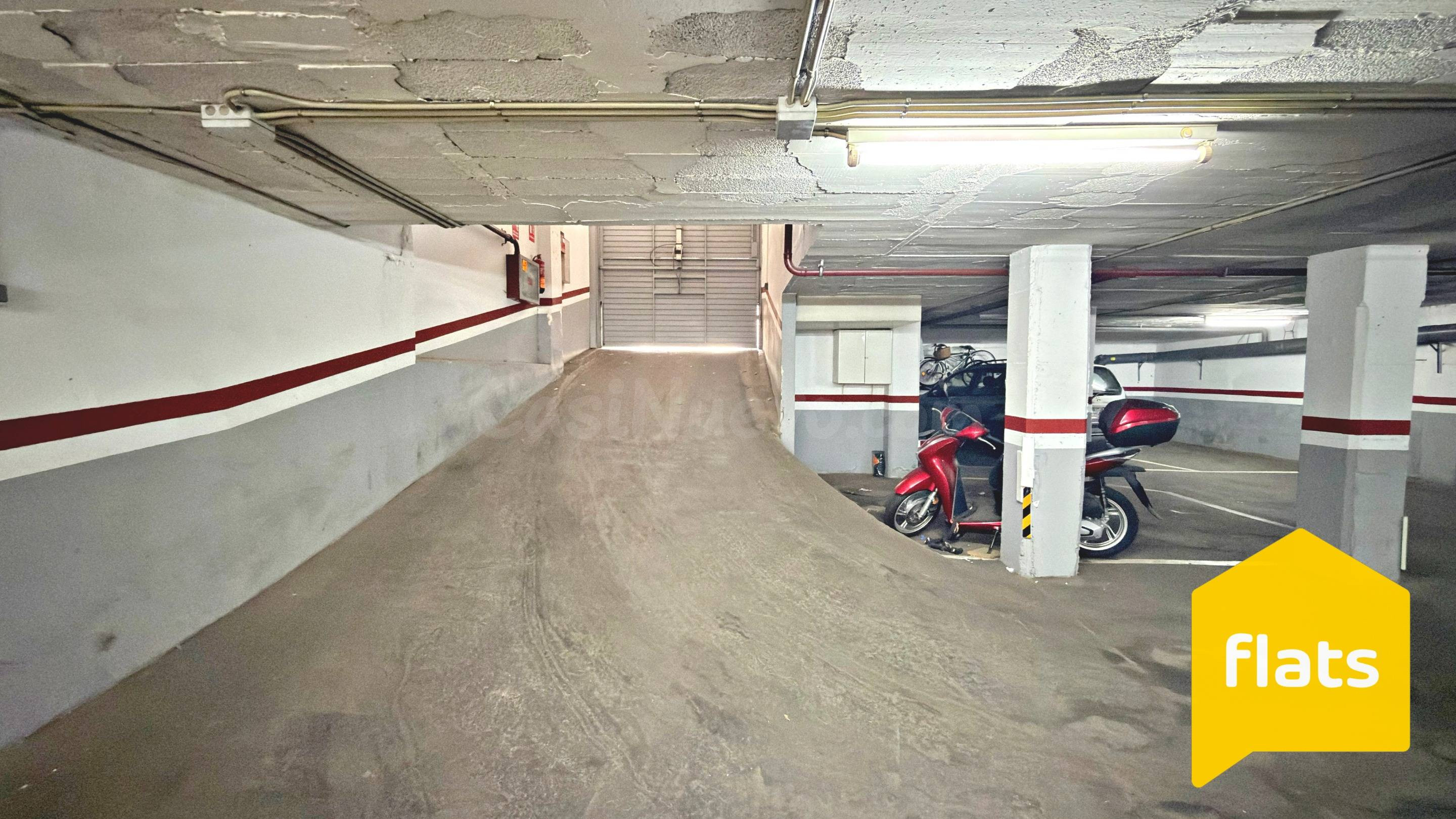 Plaza de Parking en Venta, ideal para Coche mediano, ubicada en buena zona de Badalona: Calle Quevedo!