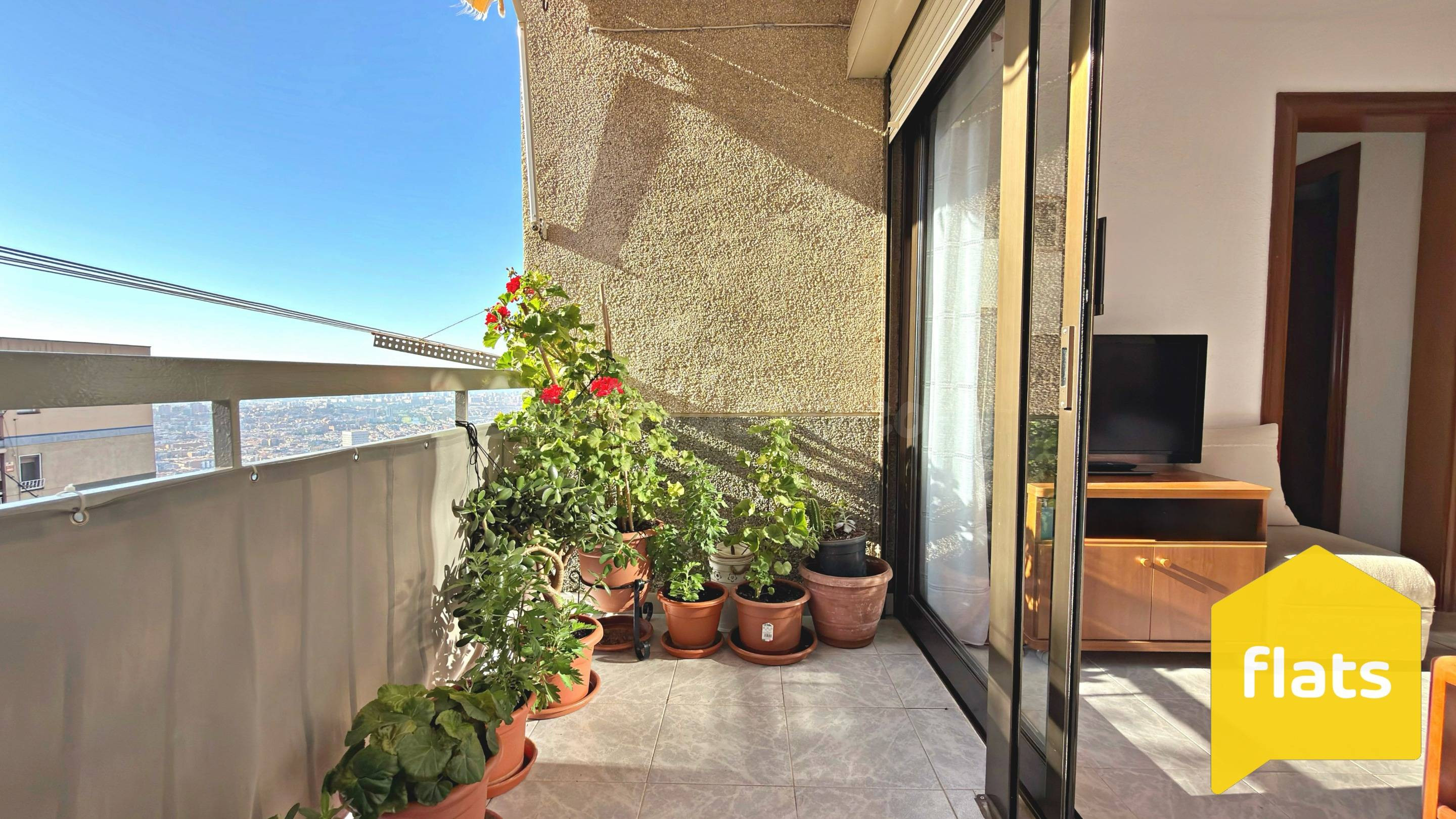 Se vende luminoso piso en SINGUERLIN con Ascensor, Balcón, 3 habitaciones, cocina independiente, lavadero y baño completo, ideal para parejas o familias.