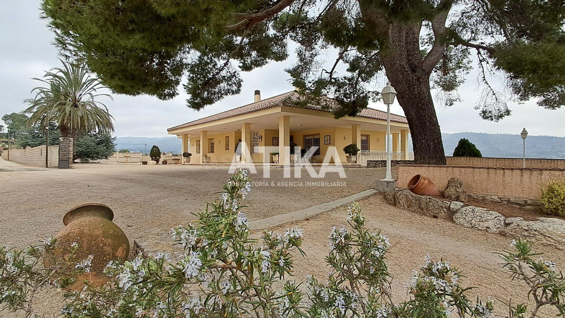 PRECIOSO CHALET EN VENTA EN ONTINYENT CON IMPRESIONANTES VISTAS A LA MONTAÑA