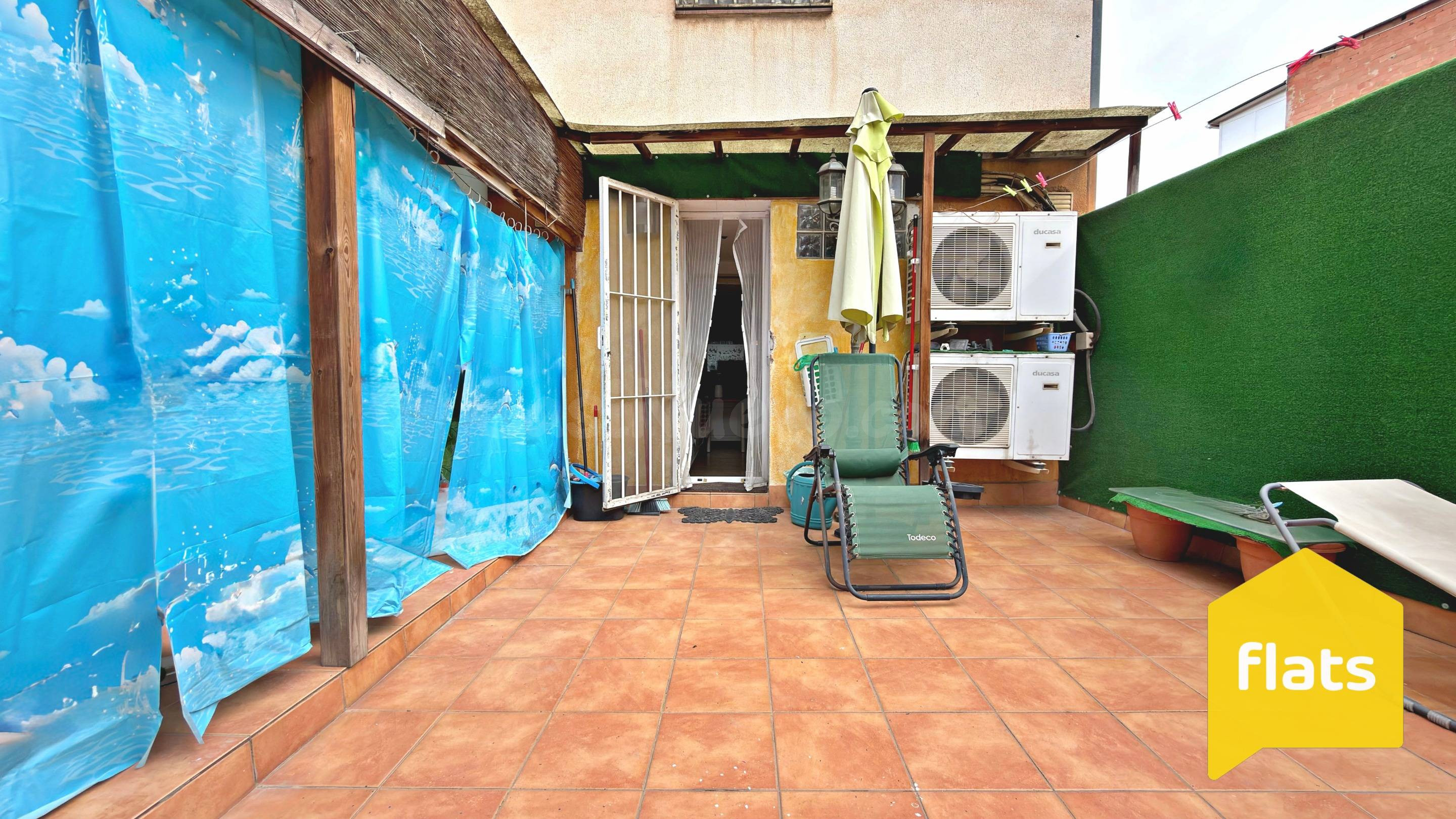 Se vende amplio y luminoso piso SIN CEDULA en planta baja con Terraza, 2 habitaciones dobles, cocina independiente y dos baños completos, ideal para parejas o familias.