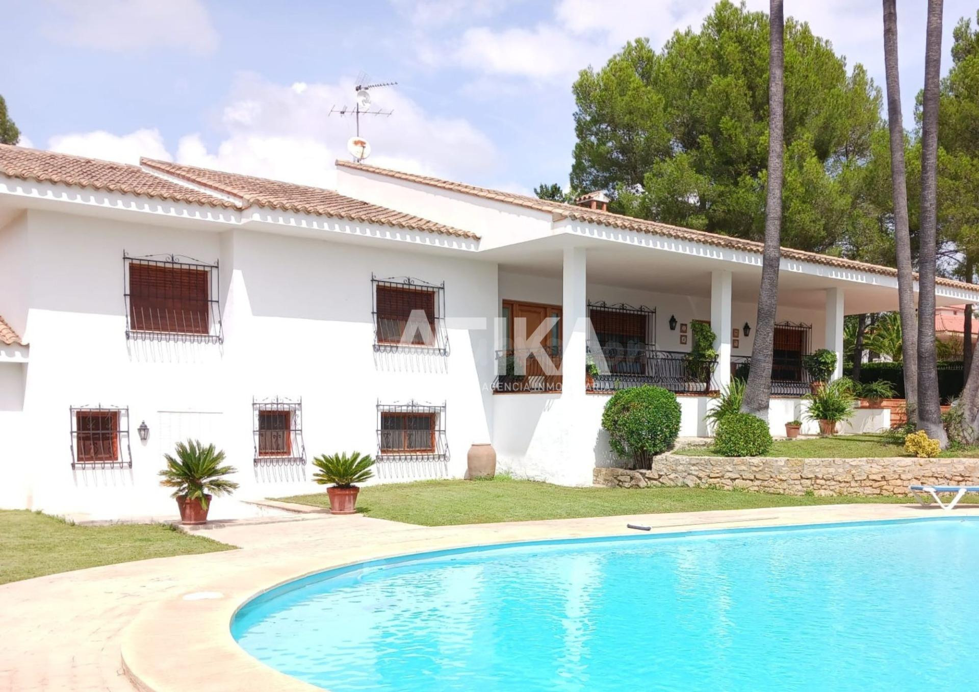 CHALET EN ONTINYENT CON PISCINA, JARDÍN Y AMPLIOS ESPACIOS