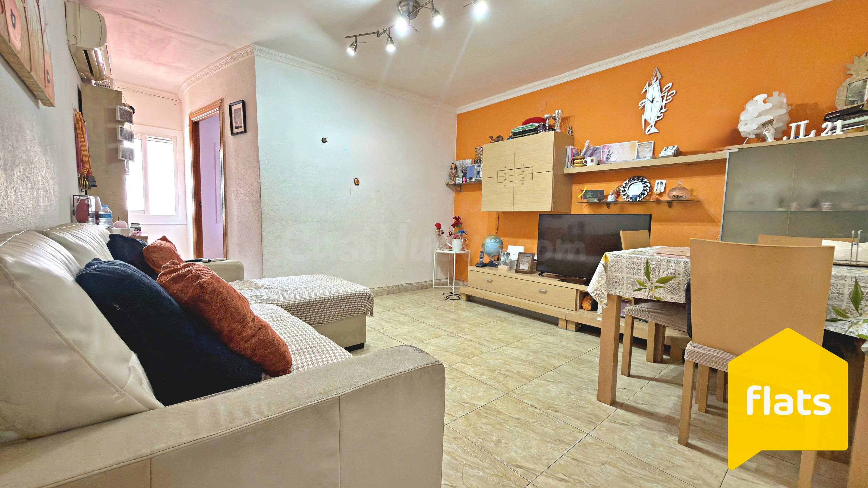 Se vende amplio y luminoso piso, ideal para familias, Ubicación inmejorable, 2 habitaciones, amplio baño completa de 4 piezas, cocina independiente y vistas a un amplio patio de manzana, tranquilo y