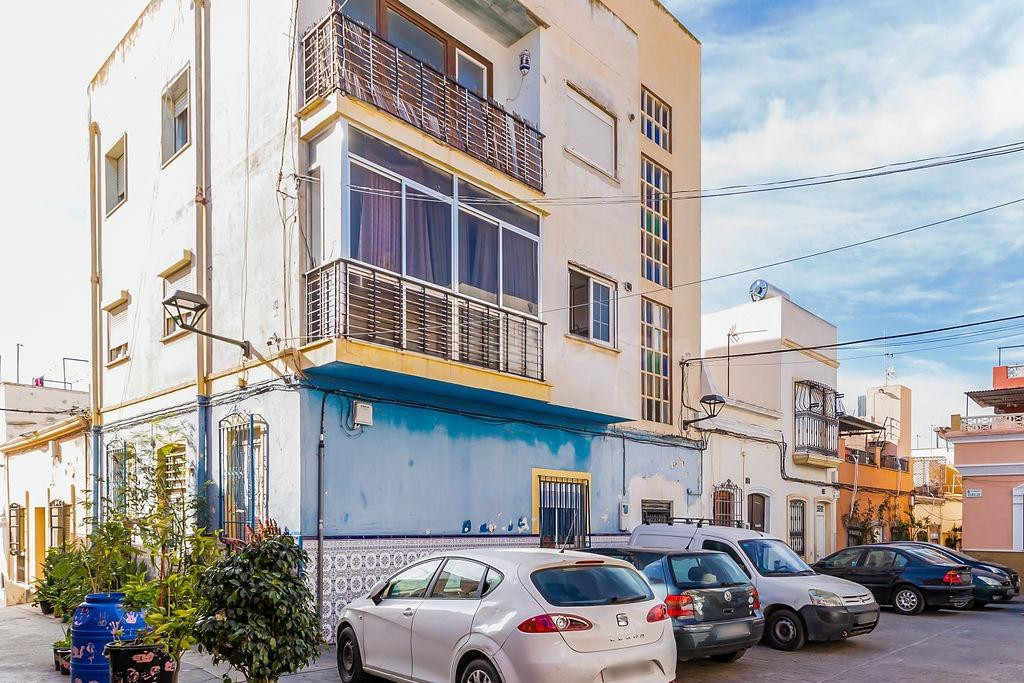 Piso ocupado en venta en Almería