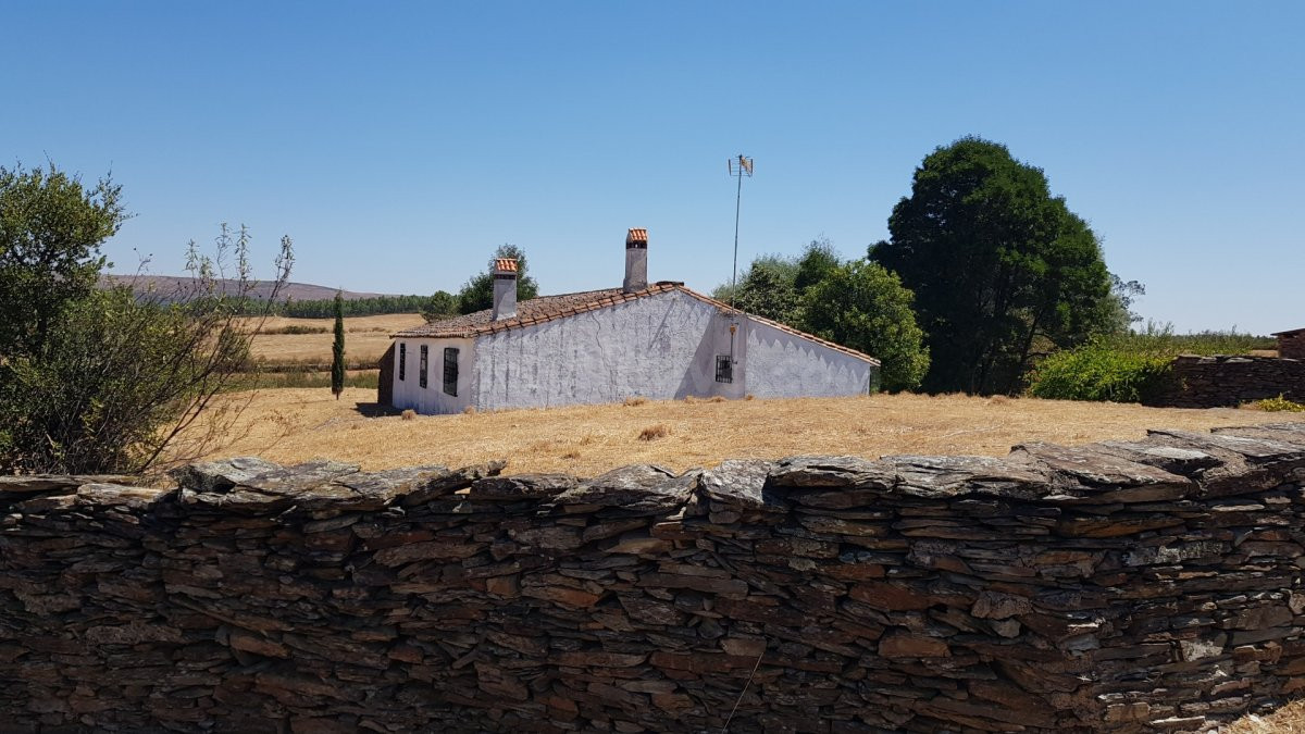 Finca rústica con casa de piedra en La Codosera-Bacoco
